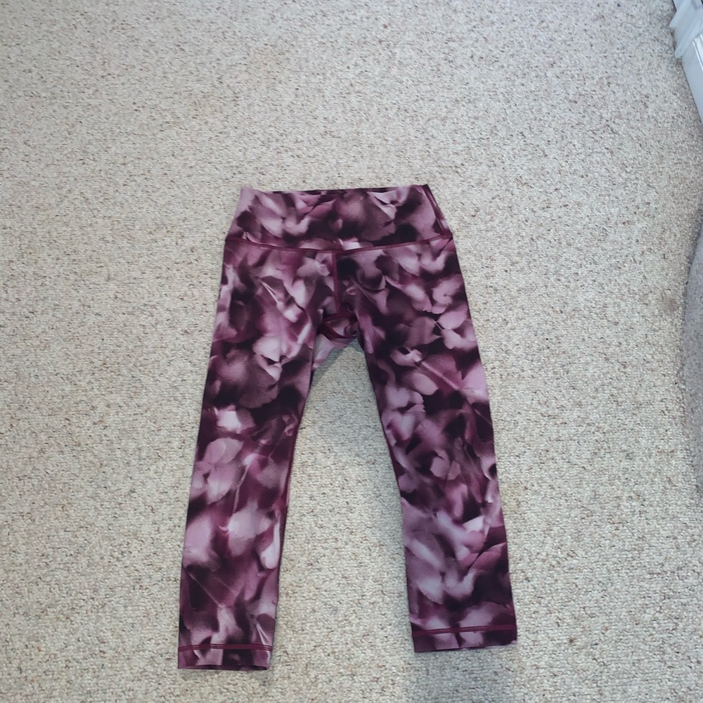 lululemon cropped leggings. pink and white pattern
